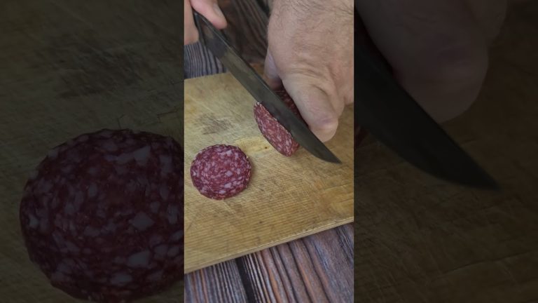 Даже тупой пчак, продолжает резать. Кромсаю колбасу ножом который не точил четыре месяца.