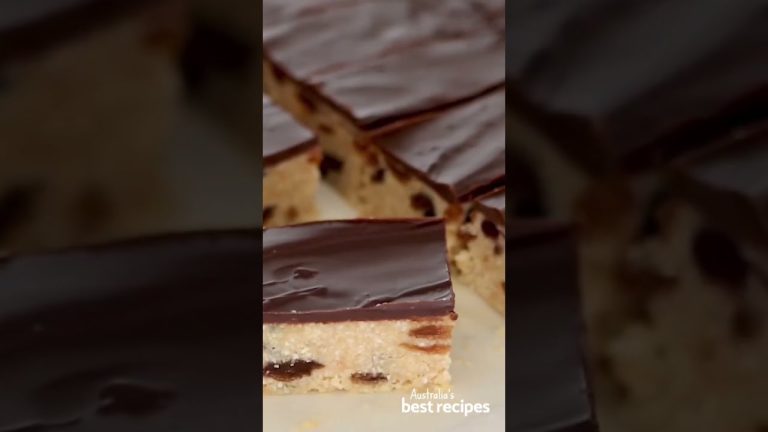 Easy festive slice | #shorts #dessert #bestrecipes #christmas #recipe #chocolate #foodie #slice