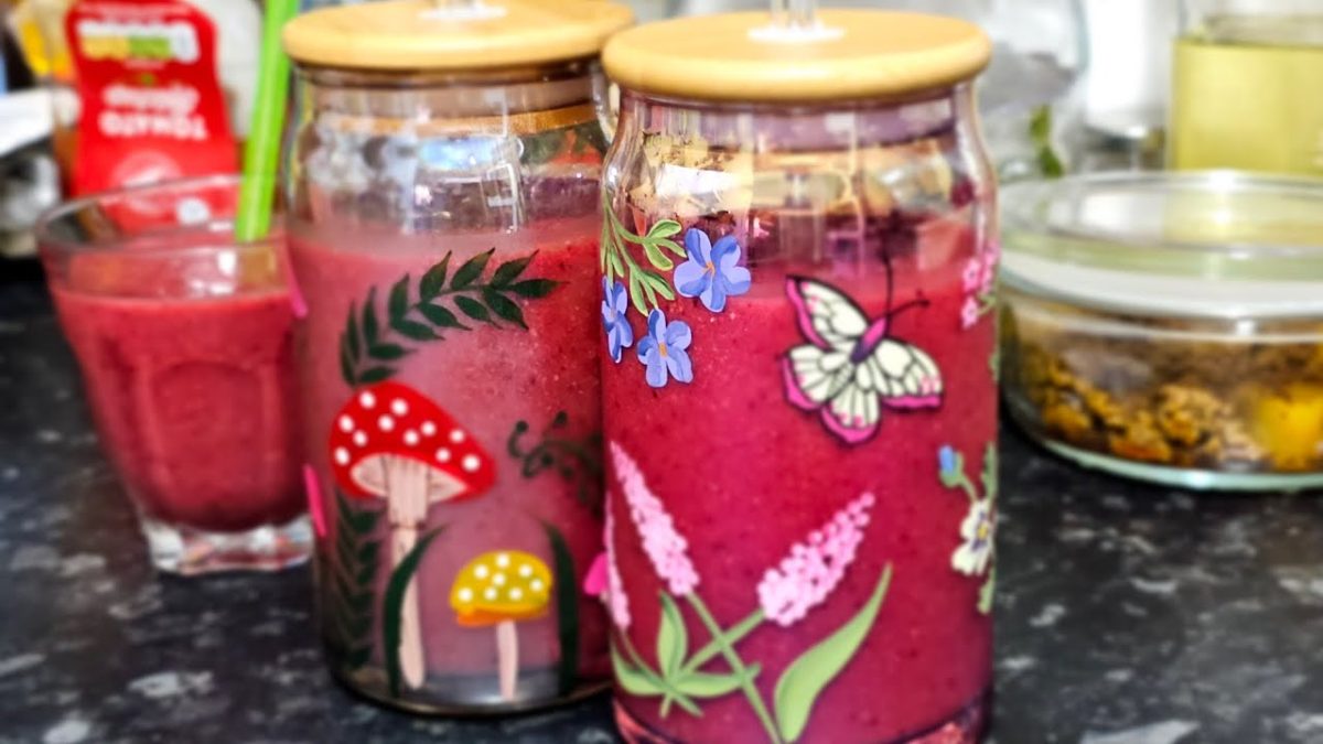Strawberry Banana Smoothie Recipe / Strawberry Smoothie / Fruit Smoothie Recipes / Energy Drink