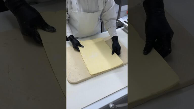 초거대 버터와 초거대 반죽의 만남 / How to fold giant butter and giant dough