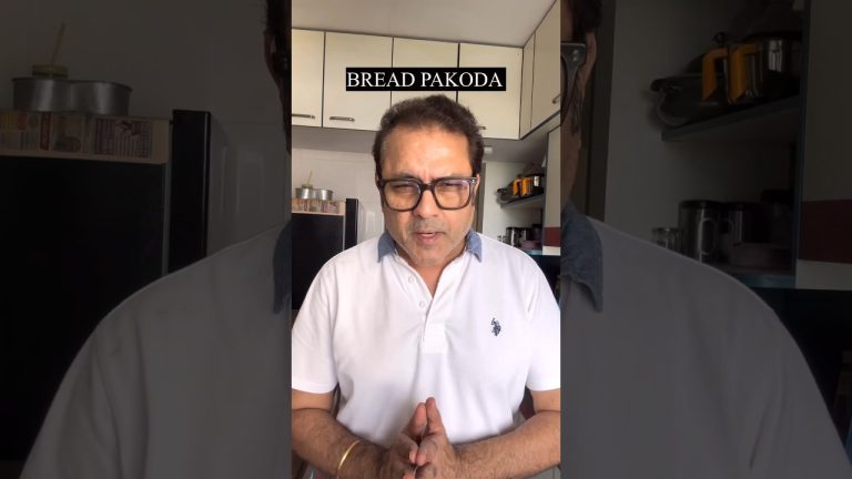 Baarish mein khayiye garma garam #ashortaday #shorts #short