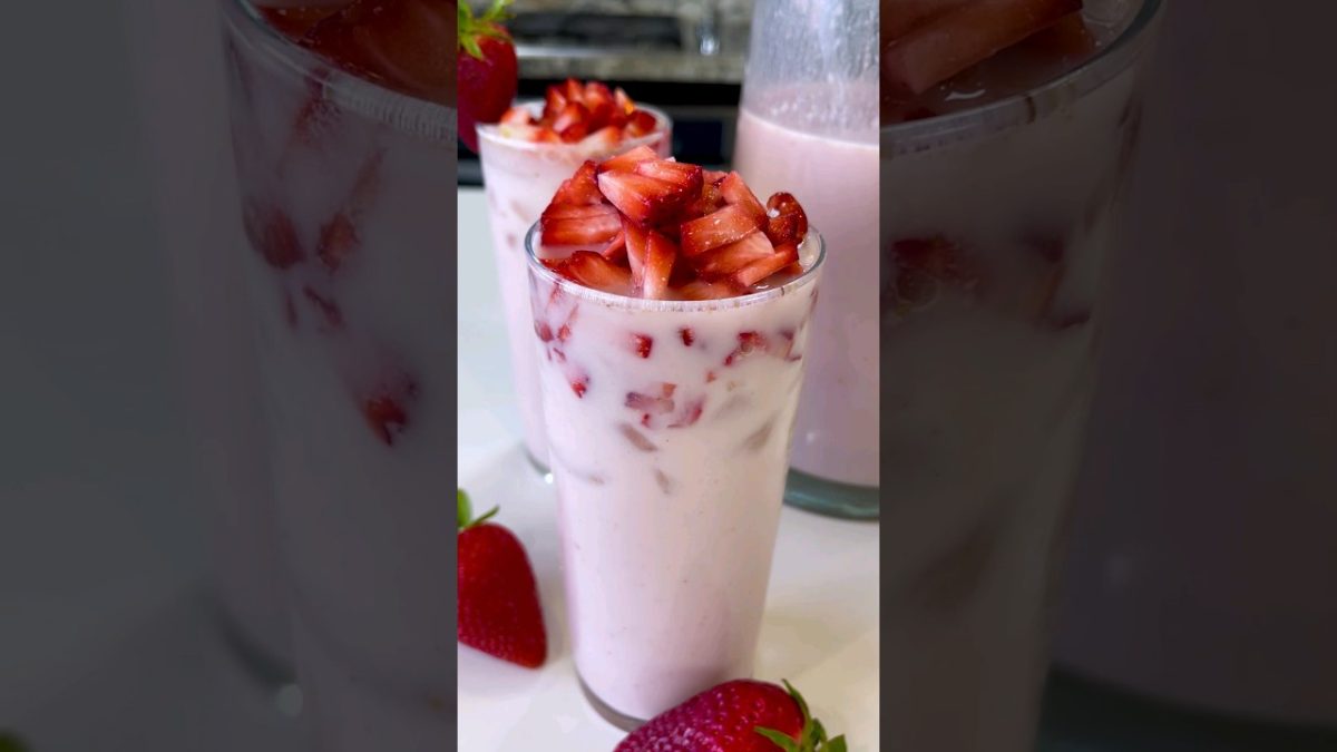 How to Make Agua Fresca de Fresa Cremosita #shorts