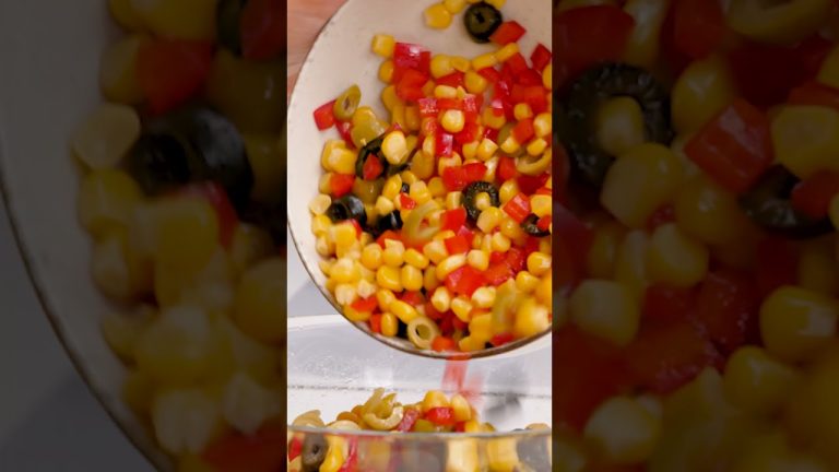 Салата с трицветна паста с яйца, царевица и маслини