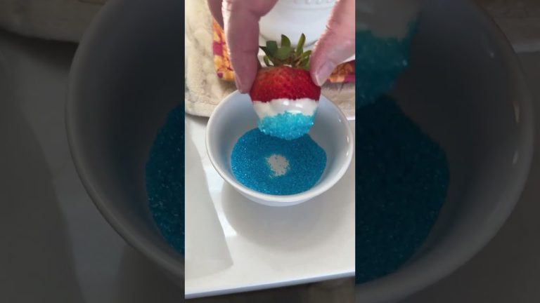 Chocolate Dipped Strawberries! Delicious Summer Treat! #recipe #food #picnic #holiday #strawberry