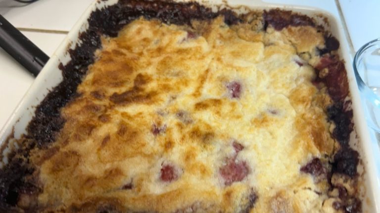 Do you like easy dessert recipes? Easy Dumpcake 🍓🫐🔥#dumpcakerecipes #fyp #baking #shorts