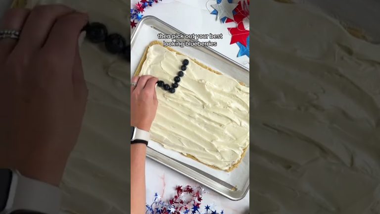 Fourth of July Fruit Pizza is the perfect last minute dessert for your Fourth of July party! 🎉