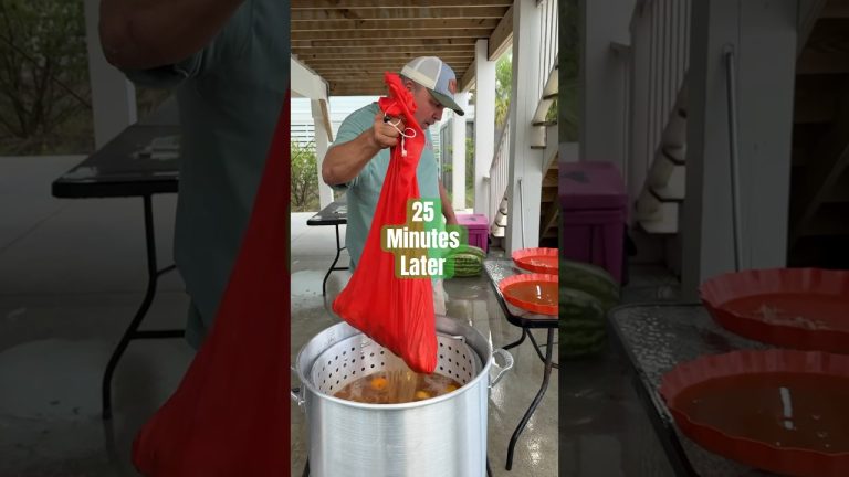 Seafood Boil Snow Crabs & Shrimp #seafood #snowcrabs #shrimp #shorts #delicious #seafoodboil