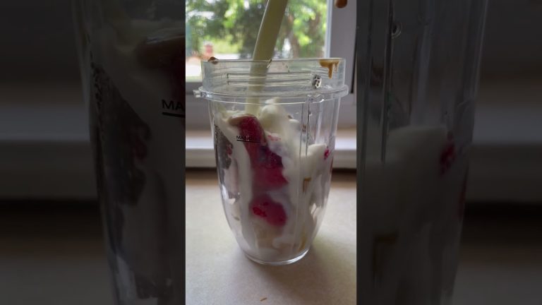 Peanut butter and jelly smoothie bowl?! 🥜🧈