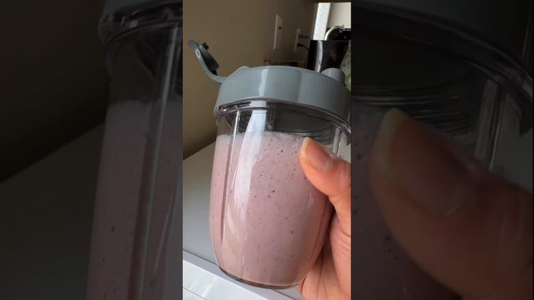 Strawberry blueberry smoothie #shorts #trending #smoothie #healthy #breakfast #filling