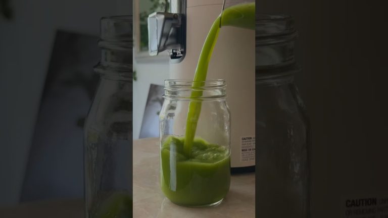 The BEST green juice to DETOX your body🌱