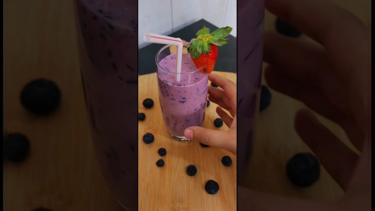 One of the Best Breakfast hacks Breakfast blueberry and strawberry smoothie#shorts#viralshorts#viral