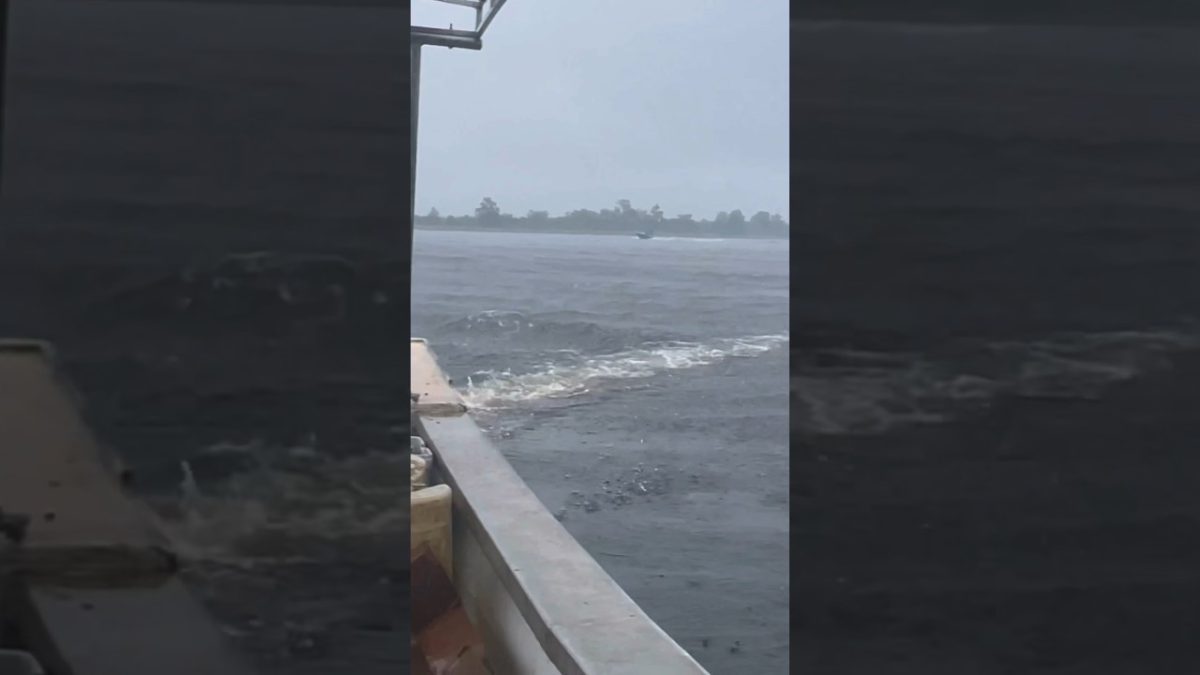 Dedication😂🌧️ #crabbing #fishing #seafood #crablife #seafoodrecipes #crabseason #fish #crabhunting