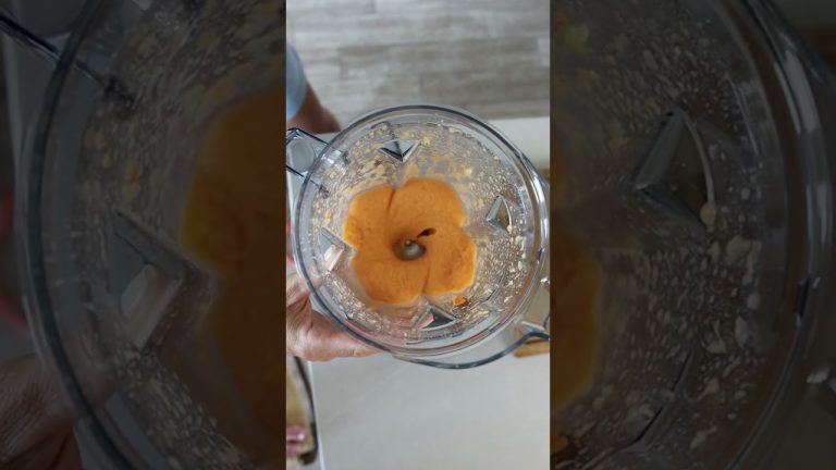 Here’s how I make a smoothie bowl thick + creamy ✨  #smoothie #vegan #plantbased