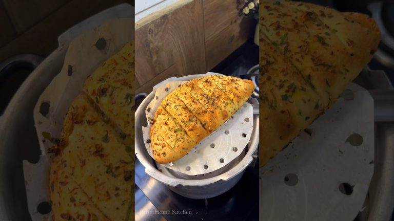 Market se jyada acha hai na?? #shorts #bristihomekitchen #garlicbread