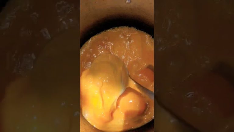 Shake duck eggs to make food to cook #cheflifeamazing #chef #pork #seafoodrecipes #seafood