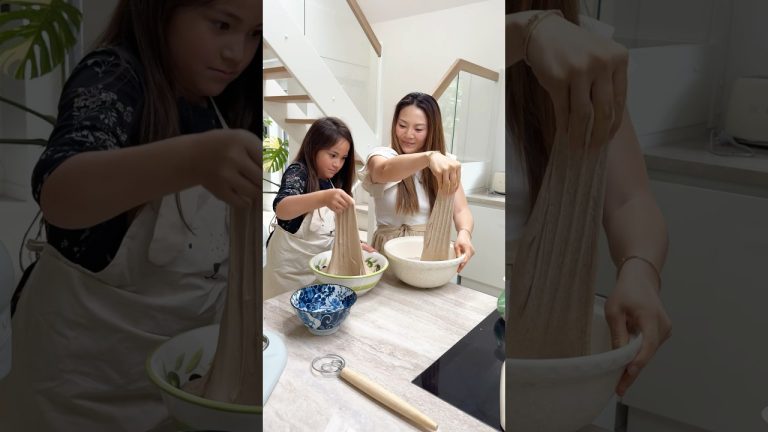 Brot backen lernen mit Mama 🧑🏻‍🍳 Sauerteigbrot #parenting #baking #shorts Mamiseelen