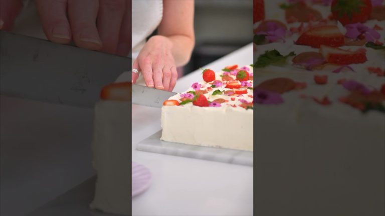 The cake of the summer? Strawberry & elderflower sheetcake recipe is up now! 🍓