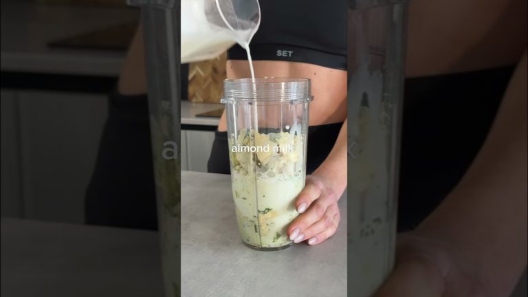 Save this green matcha smoothie recipe!! 💚 #smoothie #recipe #healthyrecipes #shorts #shortsfeed