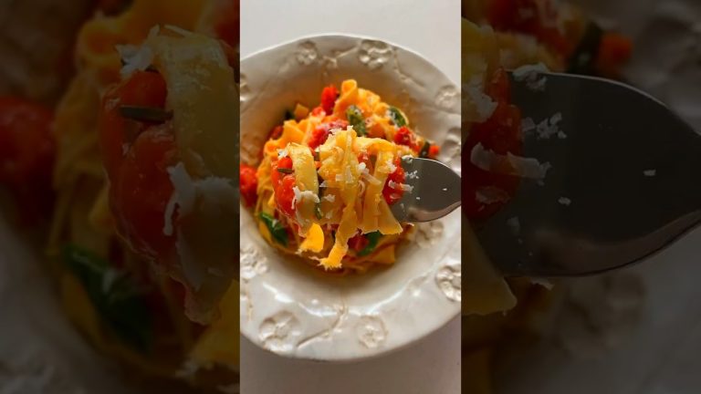 Pasta Pomodoro is a very classic  dish #pasta #pastarecipe #homecooking #cooking #dinnerideas