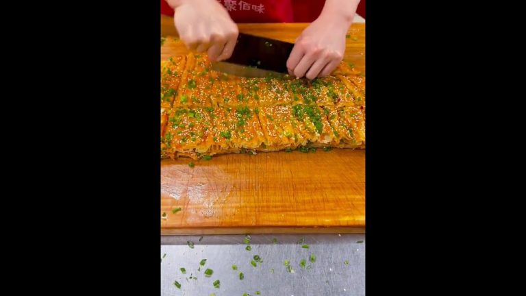 crispy paratha 🔥#paratharecipe #food #recipes #ytshorts #lacchaparatha