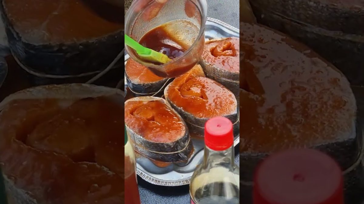 стейк лосося на угольном гриле