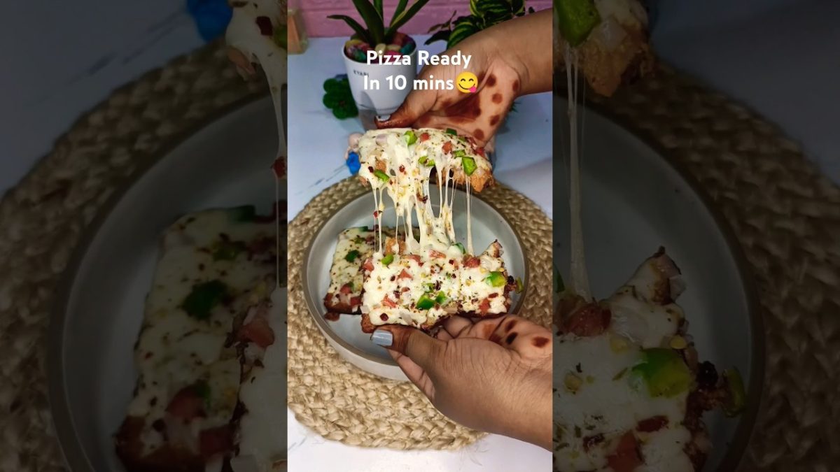 Bread pizza🍕😋 #pizzalover #pizzarecipe #pizzaIn10Mins #viralvideos #viralshort #easypeasy #recipe
