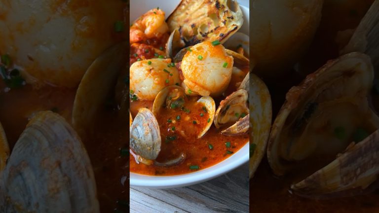 Eat like an ITALIAN and make CIOPPINO 🤌🏼 The Ultimate SEAFOOD FEAST #shortscooking #italianfood