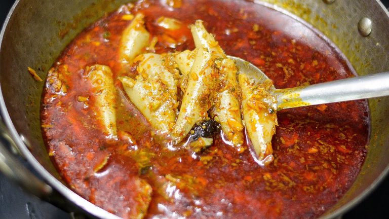 मोतक मच्छीचे झणझणीत कालवण | Modak Fish Curry | Maharashtrian Recipes