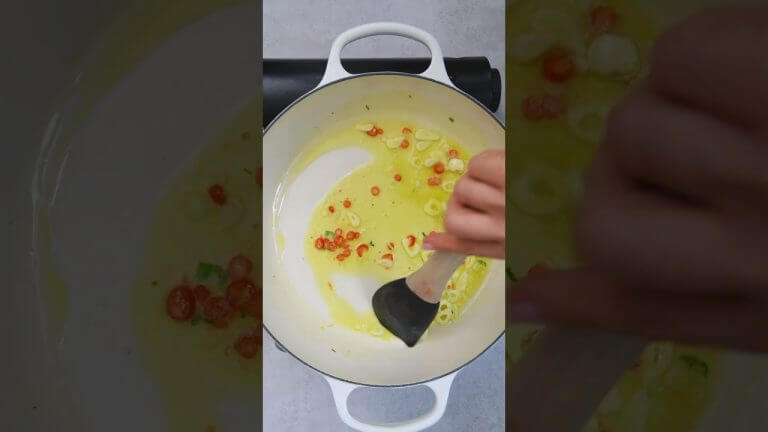 This classic pasta Aglio e Olio is the ultimate simple meal, ready in 15 minutes. 🍝