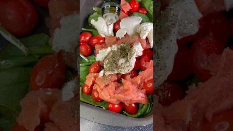 Juicy fish with tomatoes and herbs #recipe #food #cooking #fish #tomatoes #cookdk #dinnerrecipe #eat