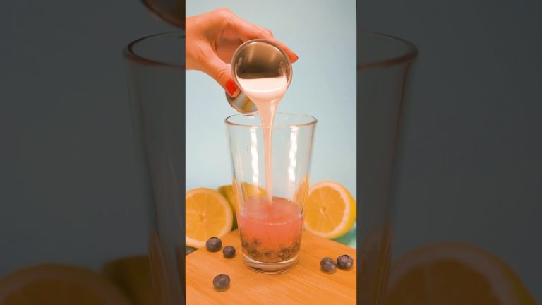 Blueberry Coconut Refresher: Smooth Vodka Cocktail with Blueberries | Fizzy Nectar