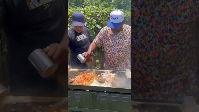 Quick & Easy Cheesy Alligator & Crawfish Pasta on the Flattop Griddle | with Bun B @BunBTrillOG