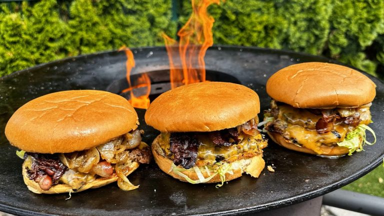 THE SMASHED NEW YORKER – Double smashed Burger von der Feuerplatte