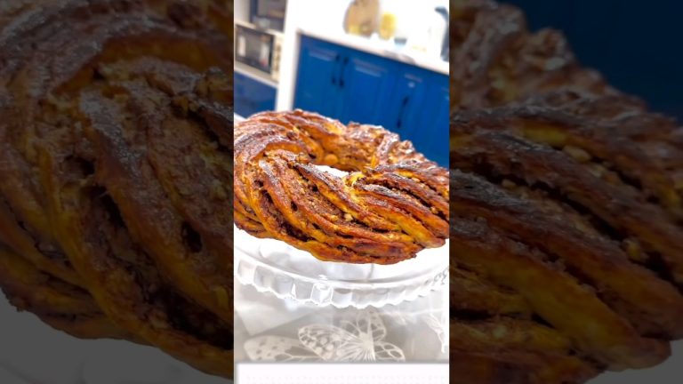 A wonderful bun with walnuts and chocolate #sweetfoods #baking #cook #bun #recipe #walnuts #bunstyle