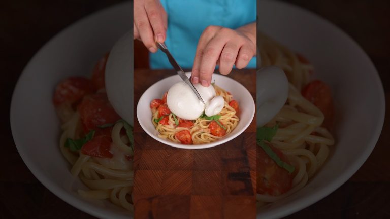 Pasta al basilico, pomodoro, parmigiano e burrata 🤤 @Lionfield#shorts #italianfood