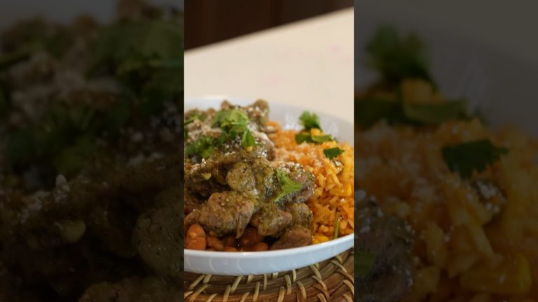 the EASIEST and SUPER Delicious CHILE VERDE #shorts #chileverde