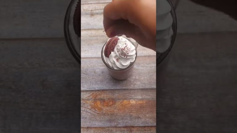 Red Velvet Oreo Milkshake 😋❗