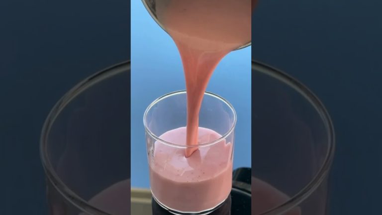 Strawberry Flax seeds smoothie  || No Sugar || Homemade almond milk #yummy #drink #healthy #smoothie