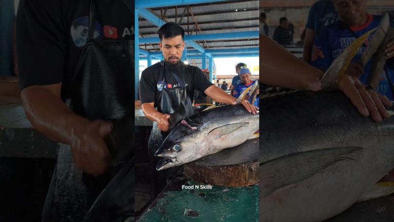 Amazing skills! expert cuts large tuna using a sharp machete #tuna #seafood #fish #streetfood