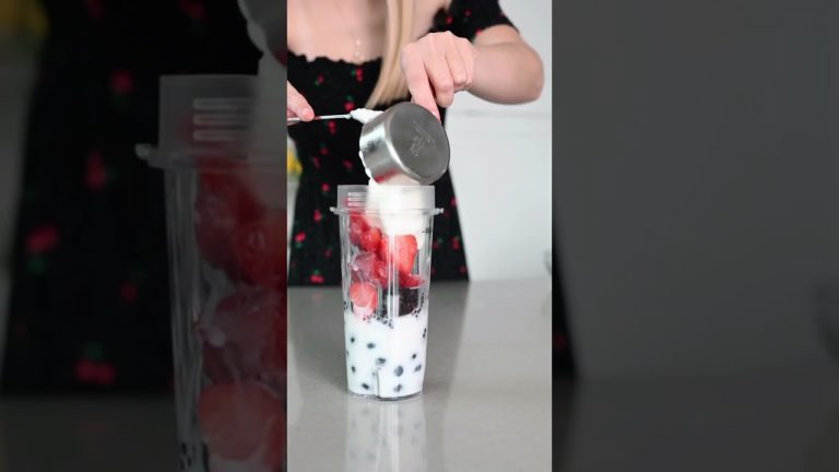 seasonal berry smoothie 🍓🫐 with chia seeds