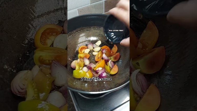 Sabaw pa lang solb ka na eh 😋  #filipinocooks #cooking #food #porksinigang #lutongpinoy