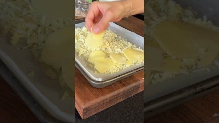 2-INGREDIENT POTATO CRACKER 🤯🤤#potatosnacks #mozzarella #potato #easyrecipes #viralrecipe