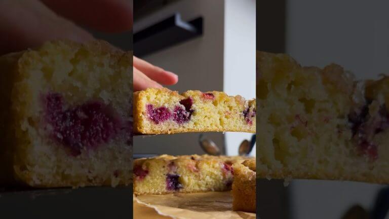 Use fresh or frozen berries to make this easy and elegant cake #berrycake #baking #easydessert