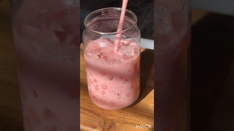 pink coffee 🎀🌸 #easyrecipe #strawberrymilkshake #strawberryjuice #strawberryshake #fypシ゚viral