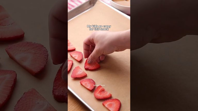 Viral strawberry peanut butter chocolate bark 🍫 🍓 recipe 👇🏼