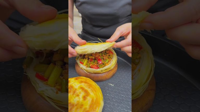 Chinese burger Stir-fried pork with garlic sprouts