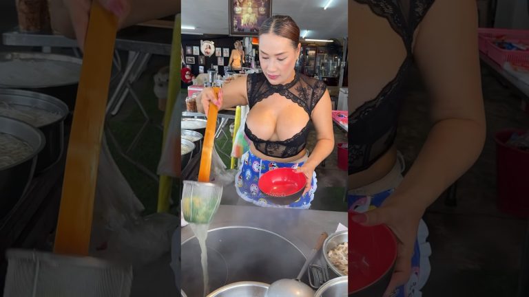 She Cooks Yellow Noodle With Seafood – Thai Street Food