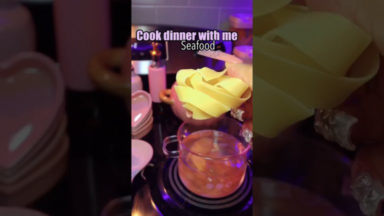 Cook a 30 min meal with me #seafoodpasta #cookwithme #seafood