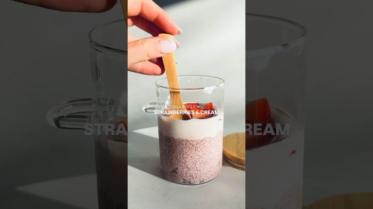 STRAWBERRIES & CREAM CHIA pudding #mealprep #chiapudding