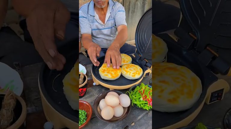 Tongguan Roujiamo Celery and pork steamed bun